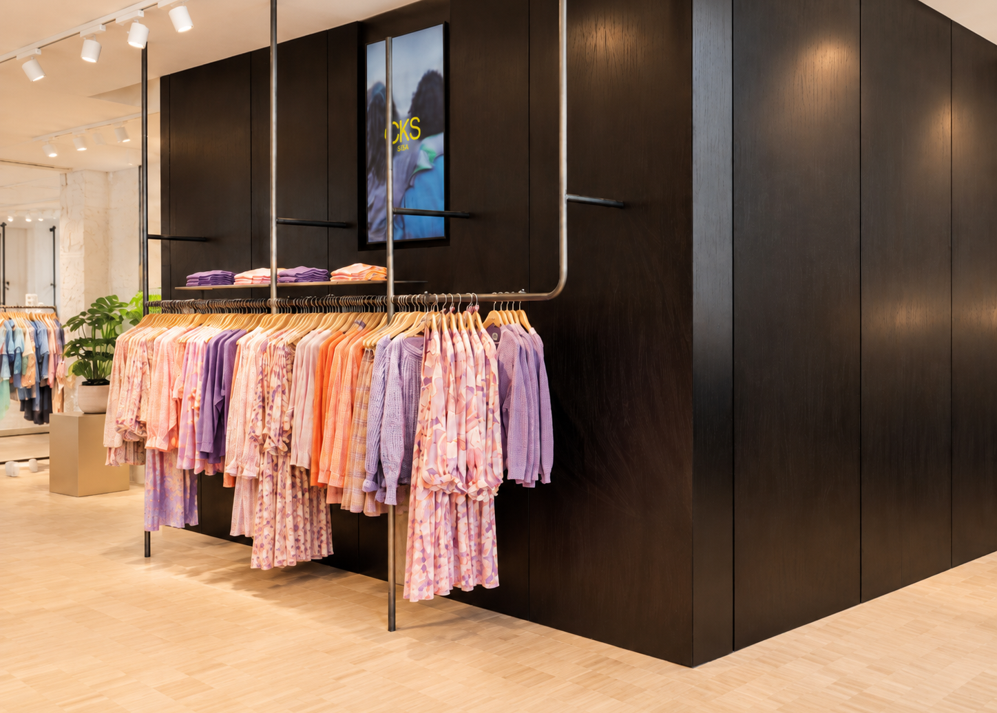 Warme boetiek met pastelkleding